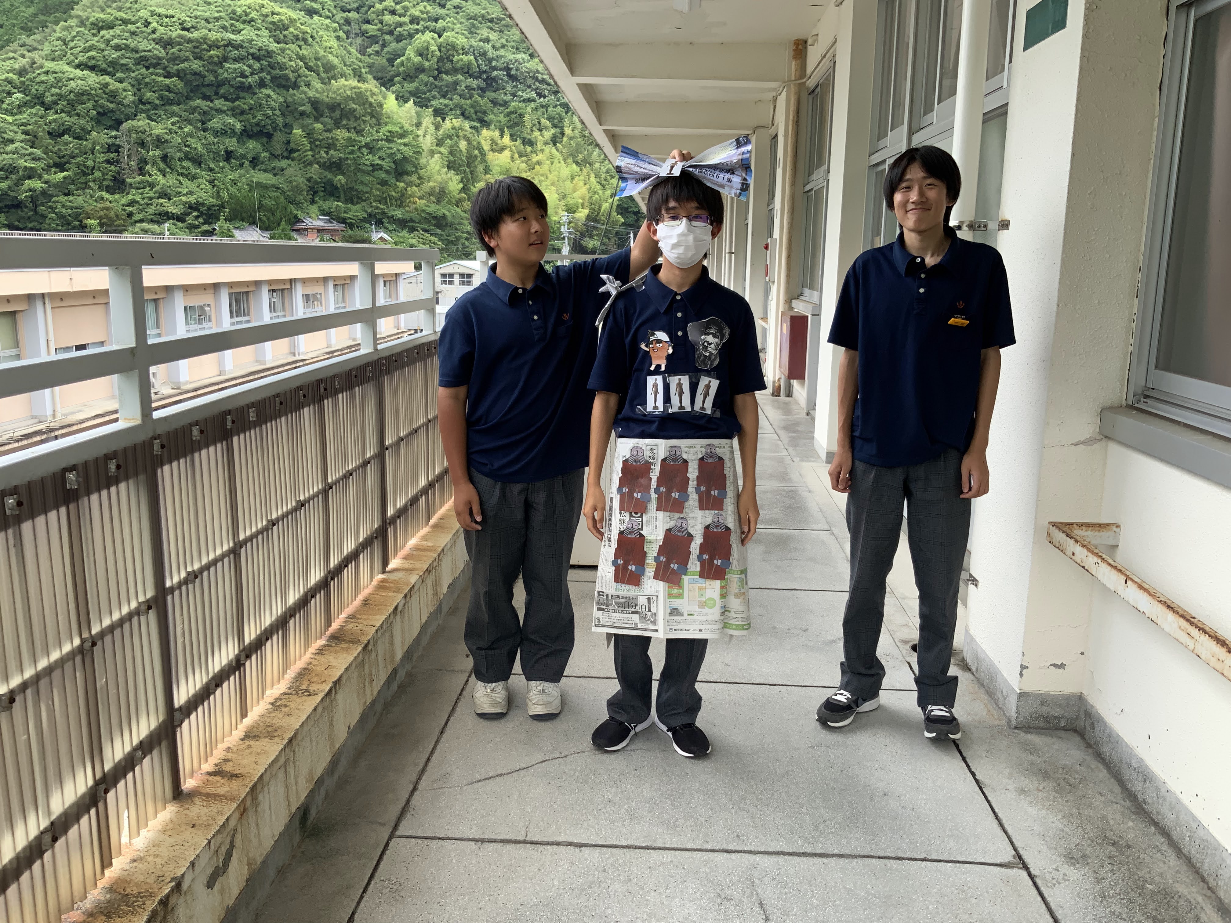 美術新聞ドレス (4)