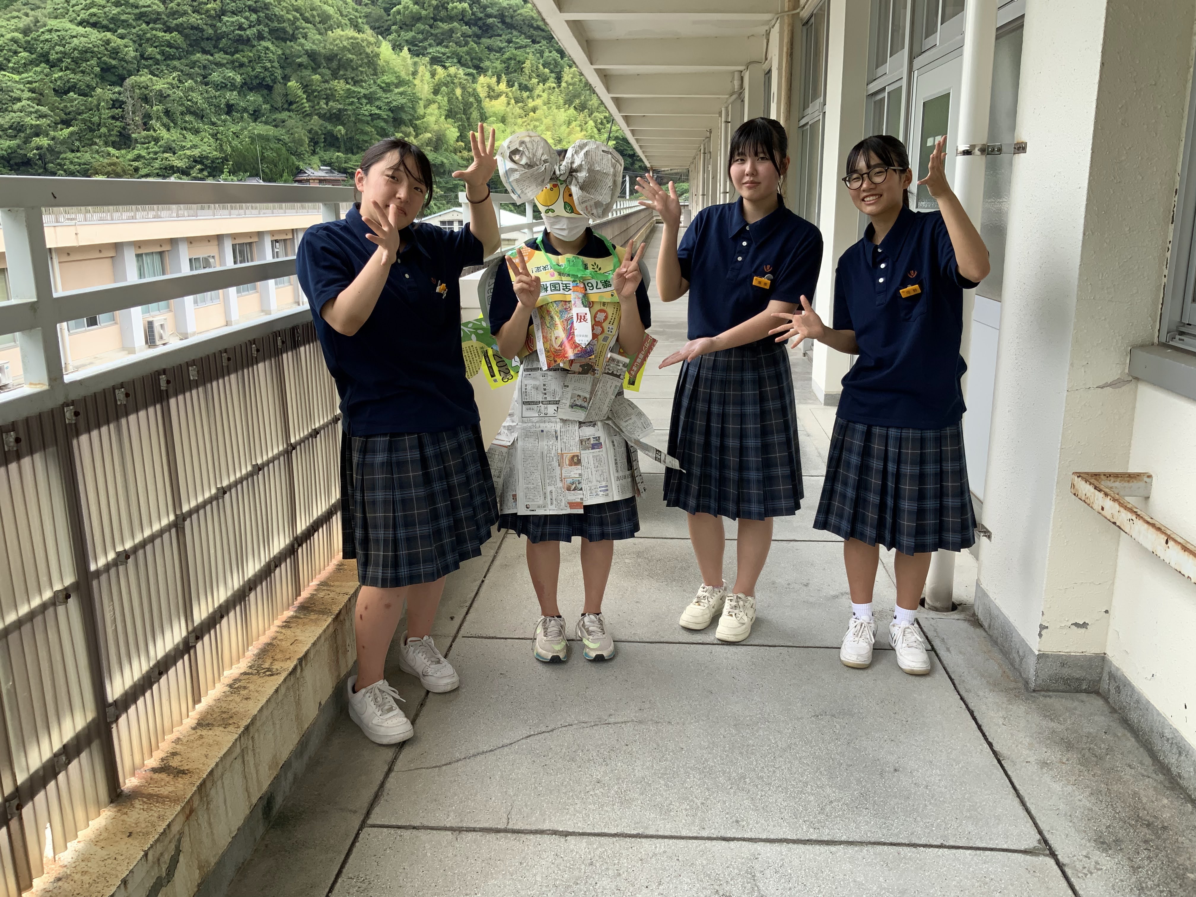 美術新聞ドレス (2)