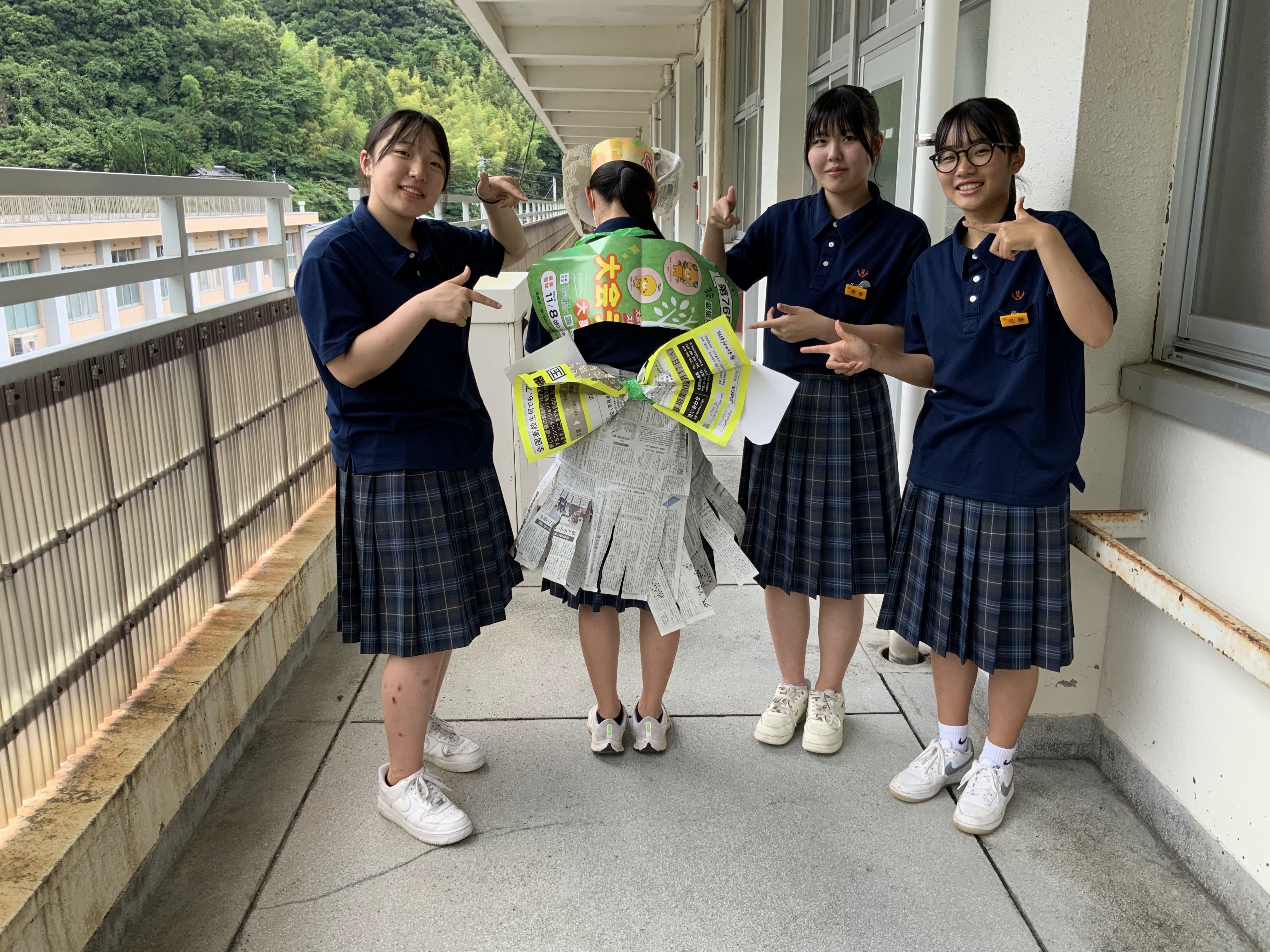 美術新聞ドレス (3)
