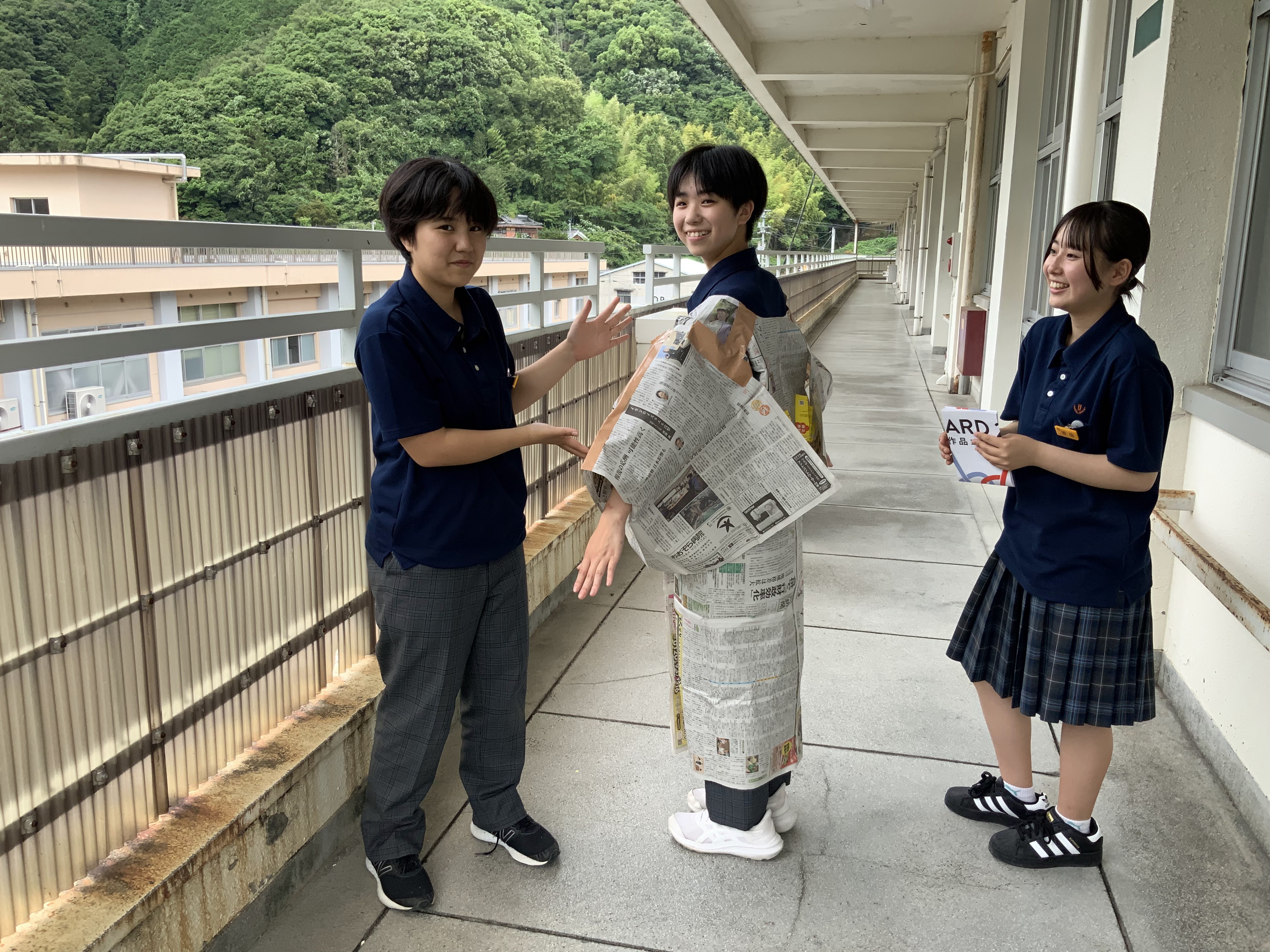 美術新聞ドレス (1)